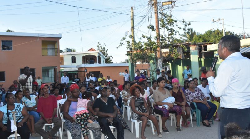 Pre candidato a alcalde por el PLD recibe el apoyo de comunitarios del sector la Ceiba, en Andrés Boca Chica